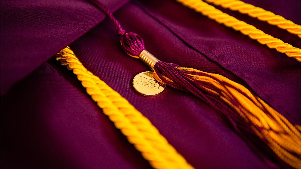 Online Grad Fair provides discounts on graduation packages Graduate