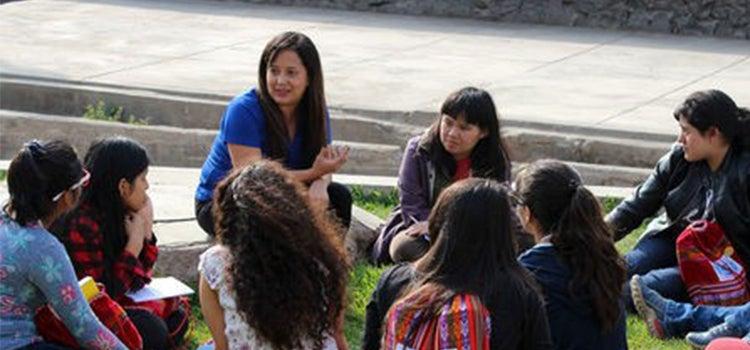 gabriela_gonzalez_with_students.jpg